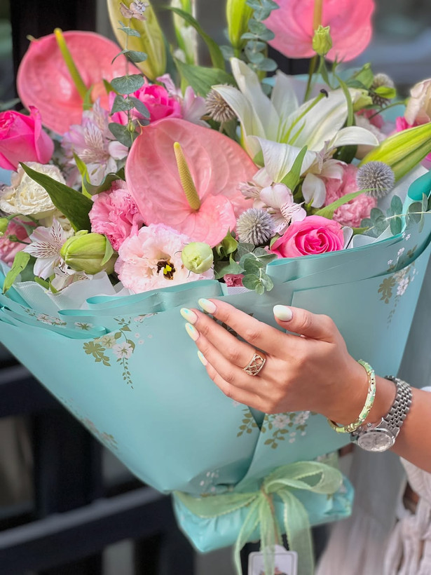 خرید دسته گل ایستاده لیلیا - گل ساسان گلفروشی رشت