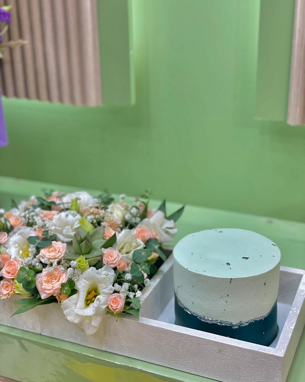 خرید پکیج گل و کیک ملاحت - گل ساسان گلفروشی رشت