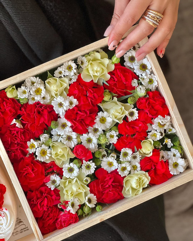 خرید باکس گل و کیک تینا - گل ساسان گلفروشی رشت
