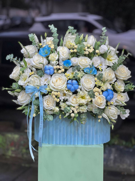 خرید باکس گل آبی پاستیلی - گل ساسان گلفروشی رشت