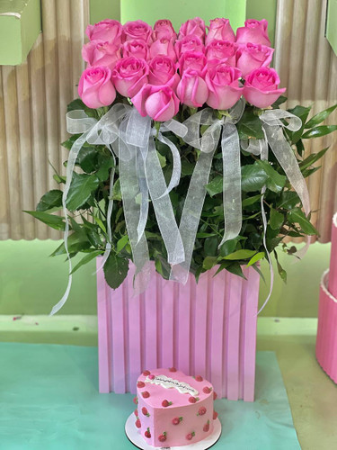 خرید باکس گل و کیک قلب صورتی - گل ساسان گلفروشی رشت