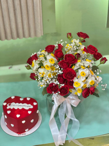 خرید جار گل و کیک قلب قرمز - گل ساسان گلفروشی رشت